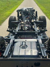 Load image into Gallery viewer, LS3/V8 DROP IN FUEL PUMP FOR DEFENDER 110/130 WITH METAL TANK. PRODUCED BY AEROMOTIVE